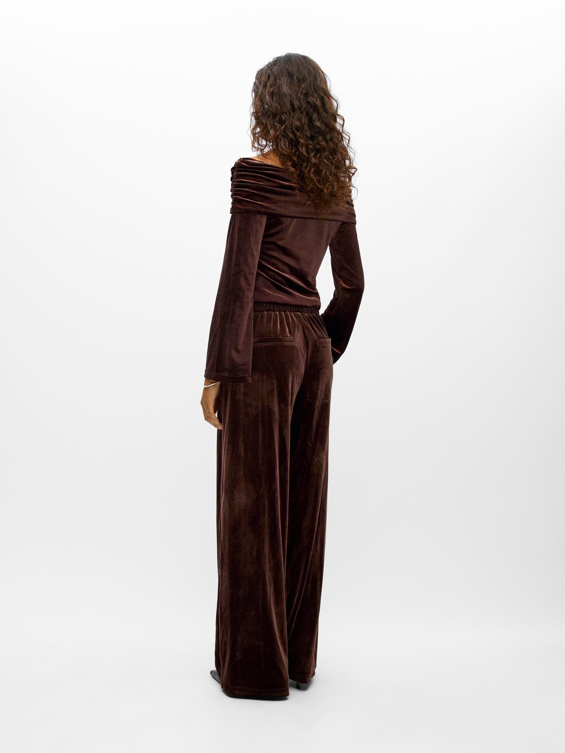 model_shot-back